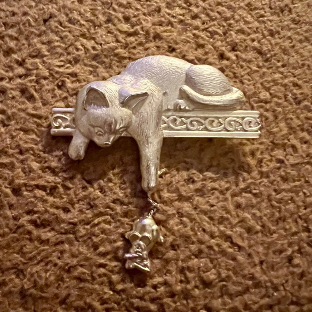 Jonette Jewelry JJ Gold Tone Satin Finish Nice Cat and Fish Pin Brooch
